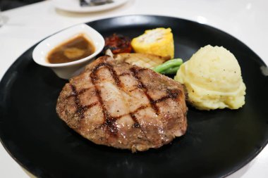 Izgara domuz eti ya da domuz rostosu ya da domuz eti.