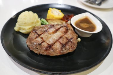 Izgara domuz eti ya da domuz rostosu ya da domuz eti.