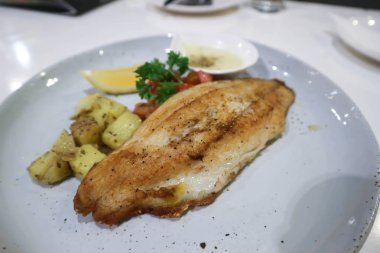 balık biftek , beyaz krem soslu yayın balığı biftek