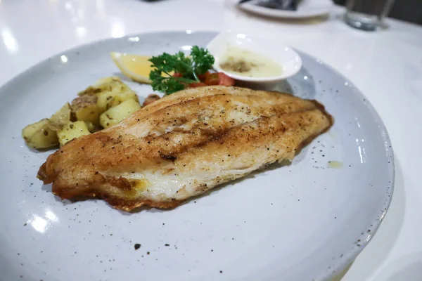 Friptură de pește, friptură de pește cu sos de cremă albă — Fotografie, imagine de stoc