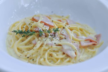 Spagetti veya spagetti carbonara