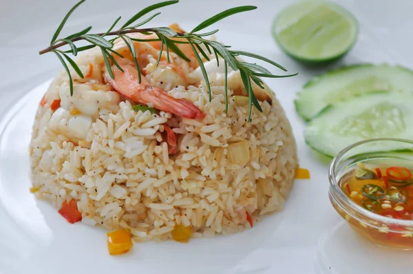 Жареный рис или жареный рис с креветками — стоковое фото