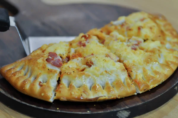 Nafoukaná pizza, pizzový obláček — Stock fotografie