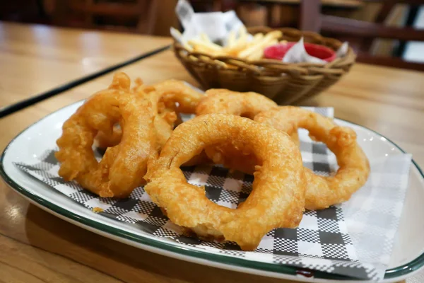 Frites ou pommes de terre frites avec sauce tomate et rondelle d'oignon — Photo