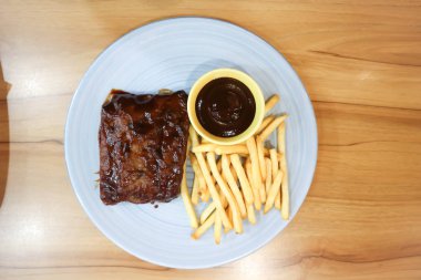 Domuz pirzolası ya da ızgara domuz eti ya da ızgara domuz eti. 