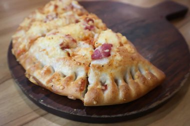 Pofuduk pizza, Pizzalı börek 