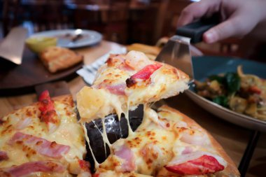 Pizza, karides ve jambonlu pizza.