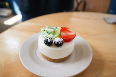 Çilekli peynirli kek veya çilekli ve kivili meyveli kek.