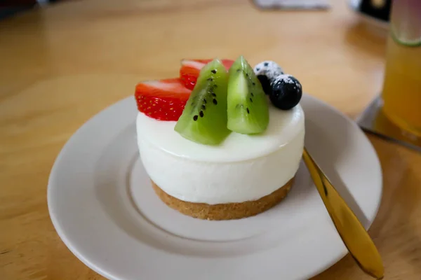 Tarta de queso o pastel de queso con relleno de fresa y kiwi —  Fotos de Stock