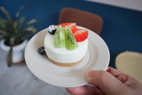 芝士蛋糕或带有草莓和猕猴桃的芝士蛋糕 — 图库照片
