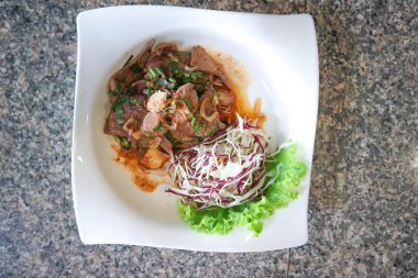 Domuz ciğeri salatası, baharatlı domuz ciğeri salatası.