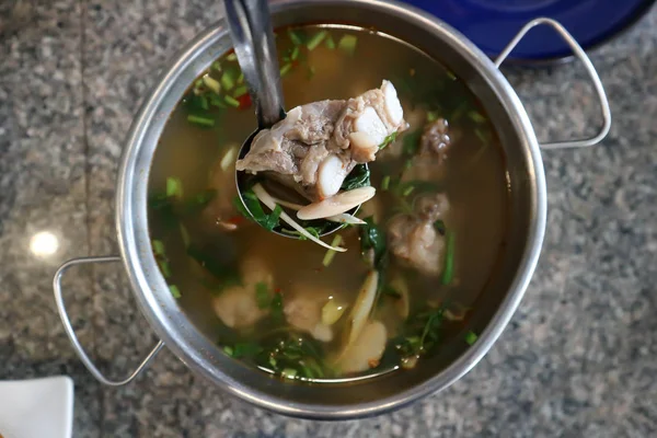 Zupa wieprzowa, pikantna zupa lub zupa z żeberek wieprzowych — Zdjęcie stockowe