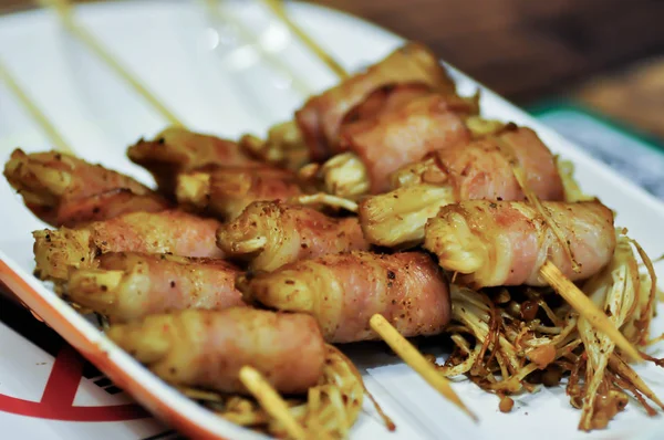 Slanina zabalené hinoki, slanina zabalené houby — Stock fotografie