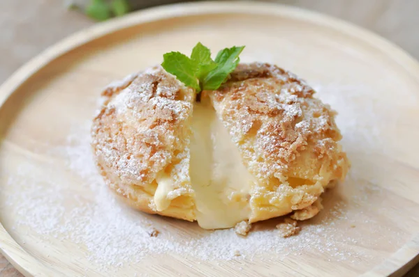 Crema Choux Crema Soffio Eclair Nel Piatto Legno — Foto Stock