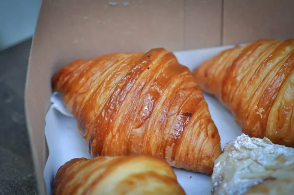 Croissant Croissant Amêndoa Caixa — Fotografia de Stock