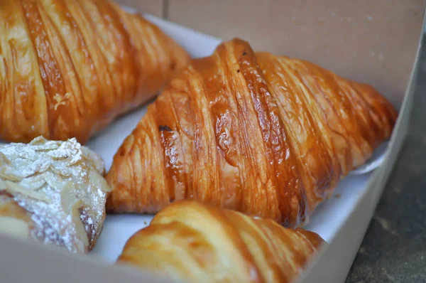 Croissant Mandlový Croissant Krabici — Stock fotografie