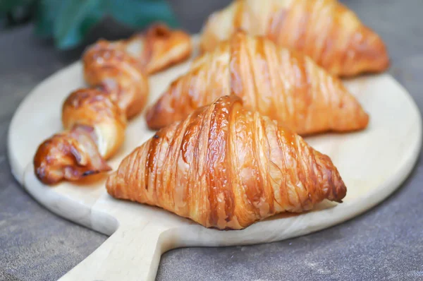 Croissant Croissants Français Fromage Bacon Dans Planche Bois — Photo