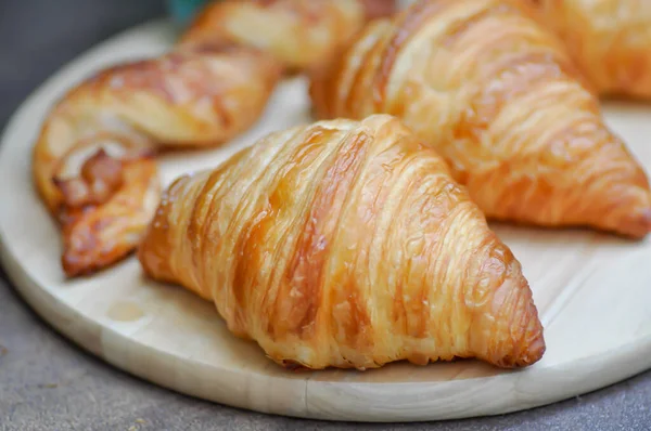 Croissant Croissants Franceses Torção Queijo Bacon Tabuleiro Madeira — Fotografia de Stock