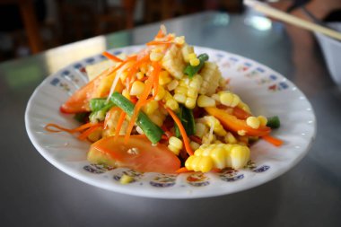 Mısır salatası, sebze salatası veya baharatlı salata.