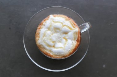 Sıcak kahve ya da kapuçino, karamel latte.
