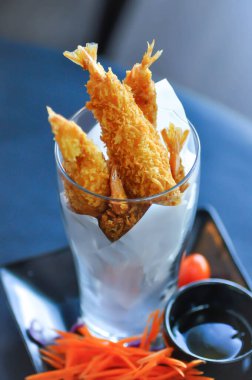 Kızarmış karides, tempura veya kızarmış karides.