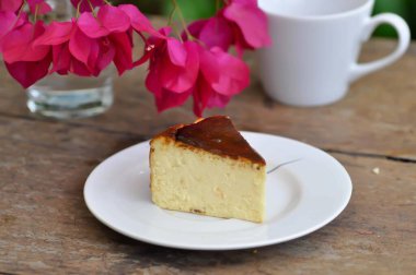 Cheesecake, basque yanmış cheesecake ve kahve.