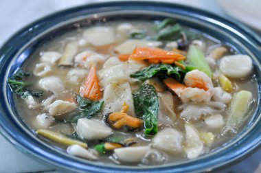 Erişte ya da deniz mahsulü erişte, Tayland eriştesi.