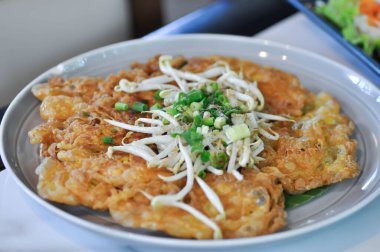 Kızarmış yumurta, omlet, omlet ya da Tayland omleti.