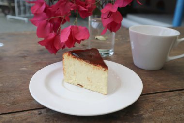 Peynirli kek, basklı cheesecake veya basklı yanmış cheesecake.