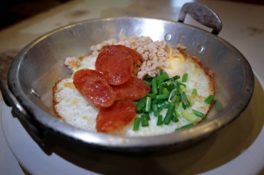 Kızarmış yumurta, sosisli Vietnam yumurtası ve domuz eti.