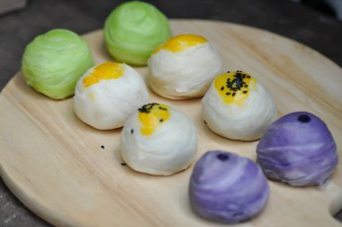 Çin böreği, ay pastası ya da Çin böreği.