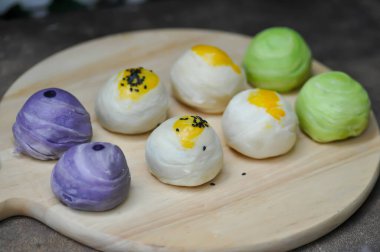 Çin böreği, ay pastası ya da Çin böreği.