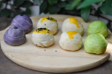 Çin böreği, ay pastası ya da Çin böreği.