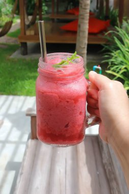 Çilekli smoothie, bir sürahi çilekli smoothie