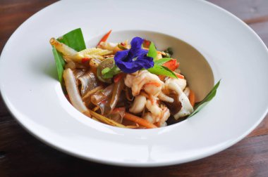 Kızarmış erişteyi karides ve sebzeyle karıştırın.