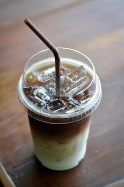 Kahve, buzlu kahve veya buzlu latte.