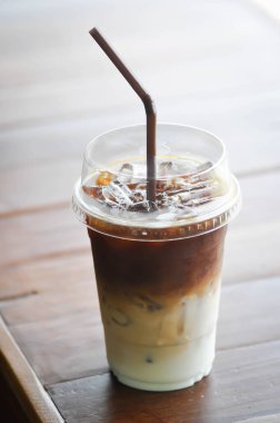 Kahve, buzlu kahve veya buzlu latte.