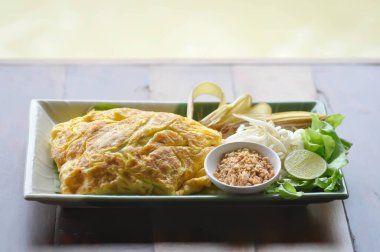 Erişte, kızarmış erişte ya da yumurtanın içine doldurulmuş erişte ya da Tayland yemeği.