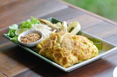 Yumurtaya veya Tayland yemeğine doldurulmuş erişte veya yumurta.