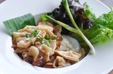 Kızarmış şehriye, domuz eti ve kızarmış yumurta.