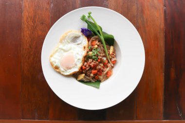 Kızarmış erişteli domuz eti ve kızarmış yumurta.