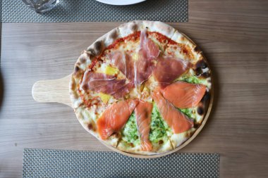 Somon pizzası, salamlı pizza ya da tepside karışık pizza.