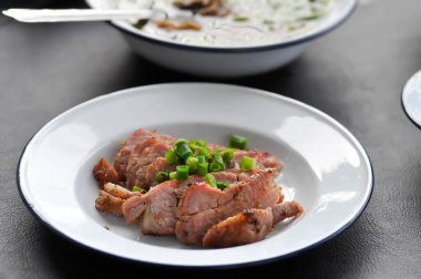 Izgara domuz eti, domuz eti ya da dilimlenmiş domuz eti.