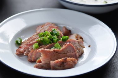 Izgara domuz eti, domuz eti ya da dilimlenmiş domuz eti.