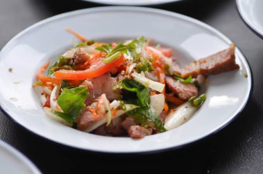 Baharatlı salata ya da ızgara domuz salatası, baharatlı domuz salatası.