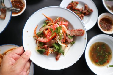 Baharatlı salata ya da ızgara domuz salatası.