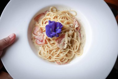 Spagetti veya spagetti carbonara, makarna.