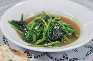 Kızarmış sabah zaferini karıştır, kızarmış suyu karıştır sabah zaferini ya da kızarmış su ıspanağını karıştır