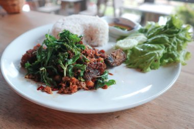 Kutsal fesleğenle domuz kızartması, pirinç, Tayland yemeği.