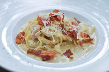 Spagetti ya da spagetti carbonara, makarna.